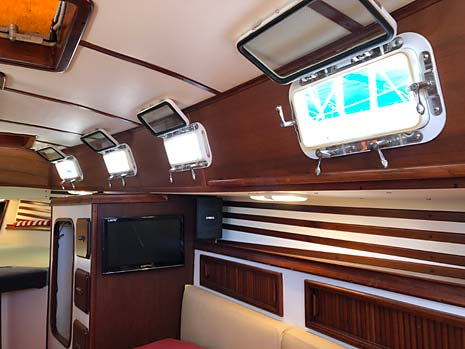 1979 Endeavour 32 Sailboat Salon Ports