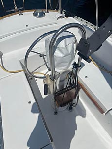 1976 Endeavour 32 Sailboat – Cockpit and pedistal