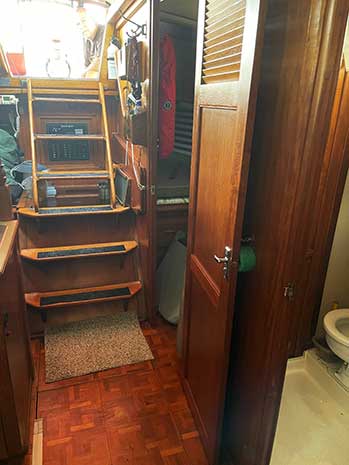 1979 Endeavour 37 Ketch — Companionway