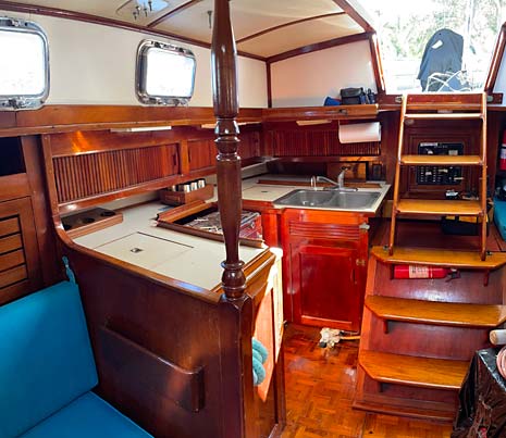1979 Endeavour 37 Plan-B Sloop Sailboat - Companionway
