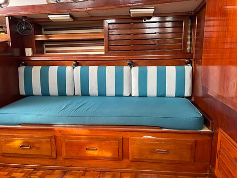 1979 Endeavour 37 Plan-B Sloop Sailboat - Port Salon