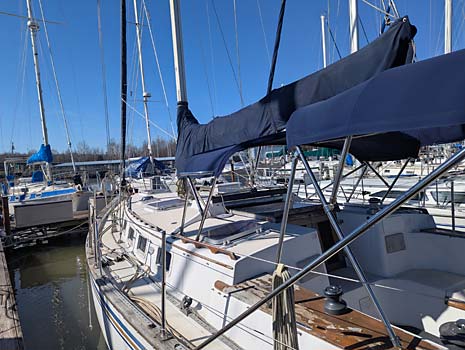 Endeavour 38 Sailboat - Port Deck