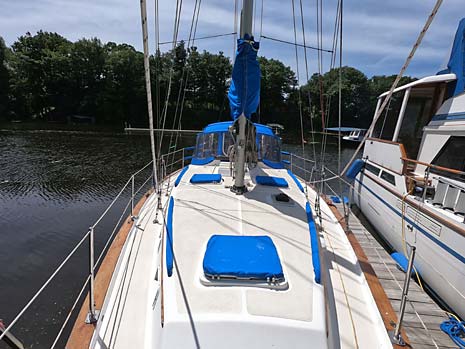 1984 Endeavour 38 Foredeck