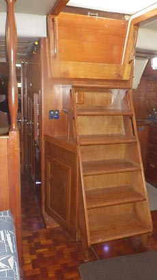 1981 Endeavour 40 Sailboat Passageway to the Aft Cabin