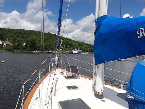 Endeavour 42 Foredeck