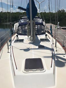 1985 Endeavour 42 Foredeck