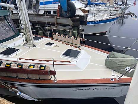 Endeavour 42 Center Cockpit Sailbot - Foredeck