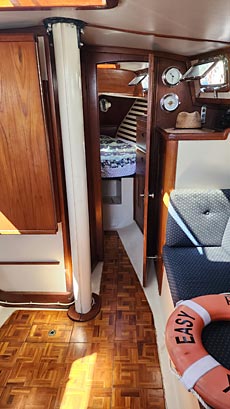 1985 Endeavour 33 Sailboat - Salon