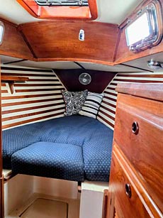 1985 Endeavour 33 Sailboat - V-berth