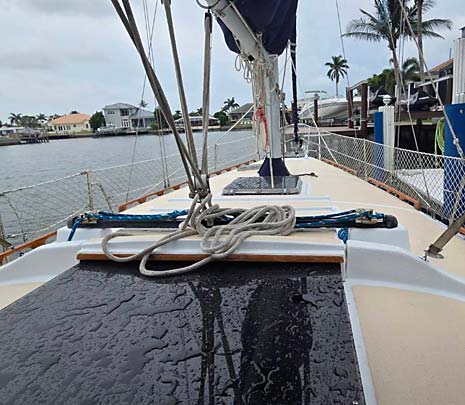 1985 Endeavour 33 Sailboat - Deck