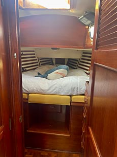 Endeavour 37 Sloop Sailboat v-berth