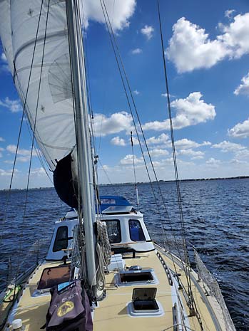 1984 Endeavour 38 Aft Cockpit - Sailing