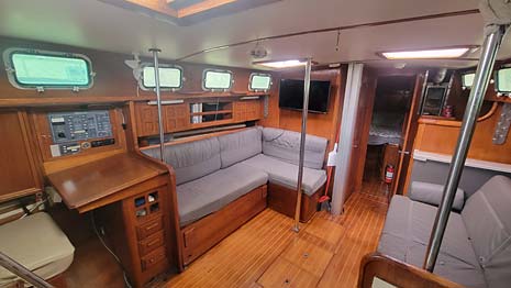 1984 Endeavour 38 Aft Cockpit - Salon